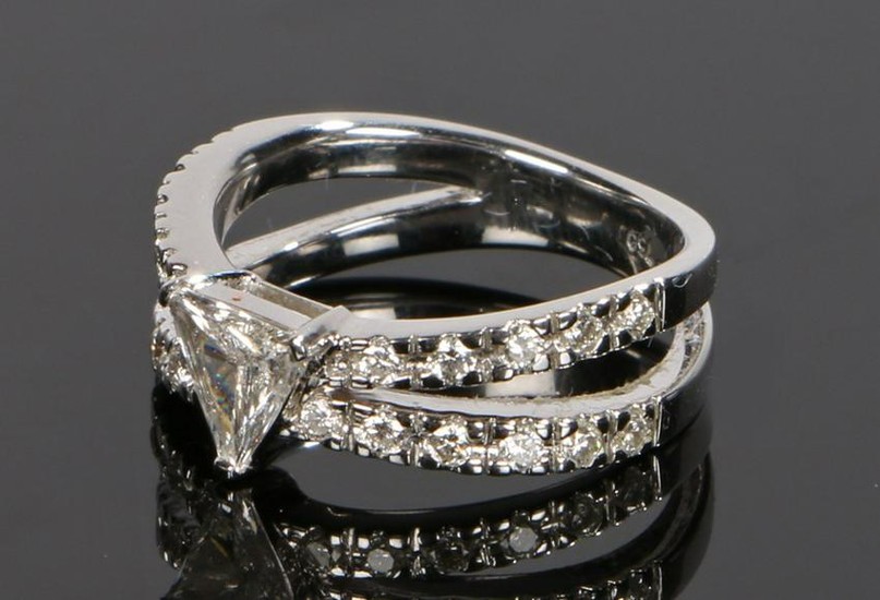 18 carat white gold diamond set ring, the trillion cut
