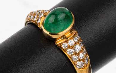18 kt gold emerald-brilliant-ring , YG 750/000, high oval emerald-cabochon...