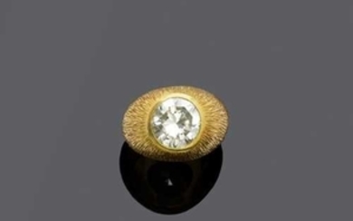 DIAMOND AND GOLD RING, ca. 1960.