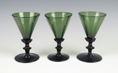 (-), 3 groene glazen, 19e eeuw, h.12 cm...