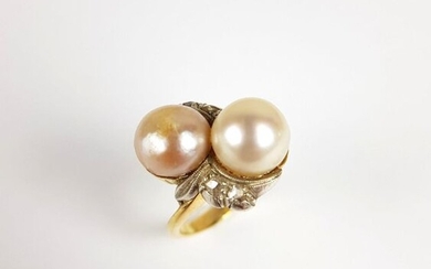 750 gold ring ‰ ‰ decorated with two cultured pearls and rose-cut diamonds, TDD 47, PB 6.4 g, in the finger direction
