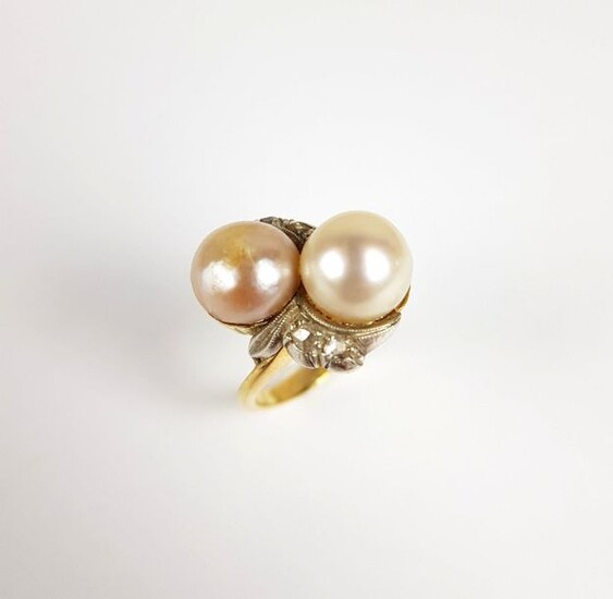 750 gold ring ‰ ‰ decorated with two cultured pearls and rose-cut diamonds, TDD 47, PB 6.4 g, in the finger direction
