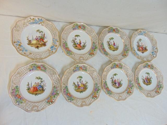 8 Meissen porcelain luncheon plates decorated with