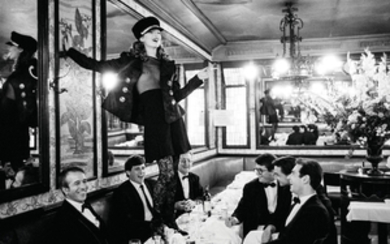 ARTHUR ELGORT (NÉ EN 1940), Kate Moss à la Brasserie Lipp, Paris, pour Italian Vogue, septembre 1993