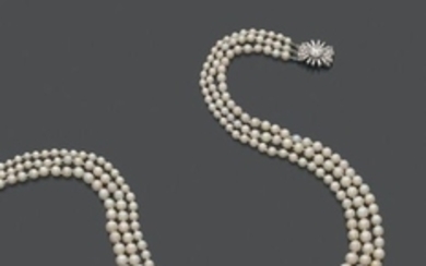 COLLIER de trois rangs de 269 perles fines…