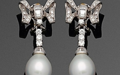 Paar elegante Südsee Perlohrgehänge mit Diamantbes…