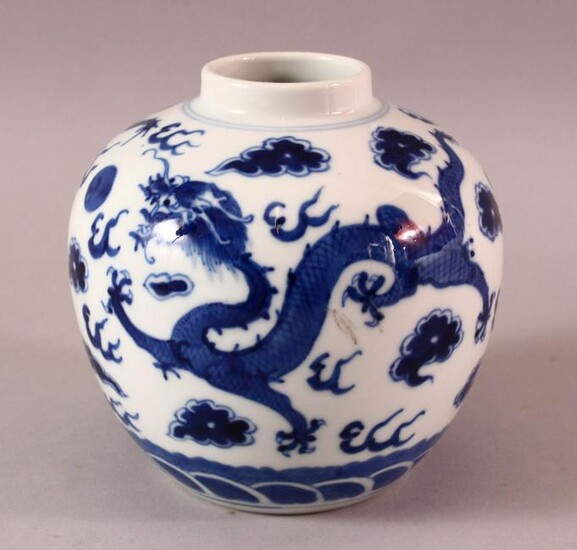 A 19TH CENTURY CHINESE BLUE & WHITE PORCELAIN DRAGON