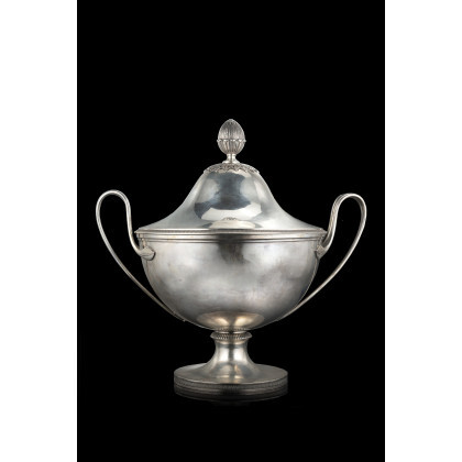 A 19th-century Florentine silver double-handled soup tureen. Guadagni silversmith (h. cm 41) (g 3700 ca.)