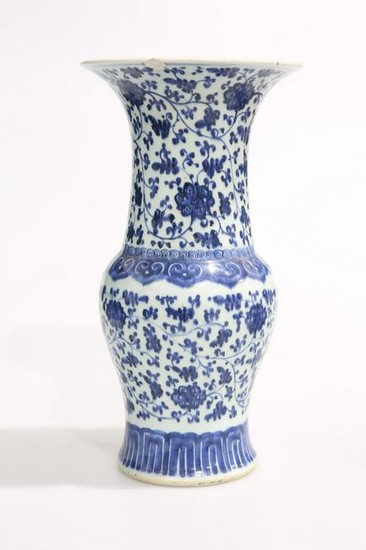 A CHINESE BLUE AND WHITE MING-STYLE VASE, 18TH CENTURY