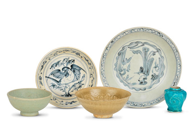 A COLLECTION OF CHINESE AND VIETNAMESE CERAMICS 13th/14th to 17th...