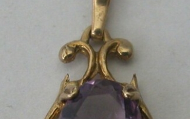 A CUTE 9 K YELLOW GOLD PENDANT SET WITH AN OVAL FACETED AMETHYST OF 1 CARAT