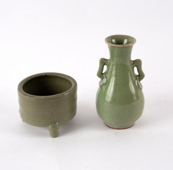 A Chinese celadon glaze vase, 17th/18th Century, 15.5cm