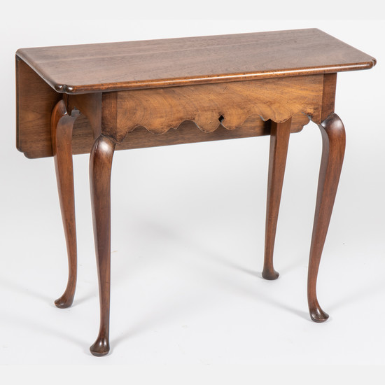 A Chippendale Style Single Drop-leaf Table
