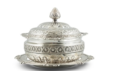 A GEORGE IV IRISH SILVER COVERED BOWL AND STAND, Dublin 18...