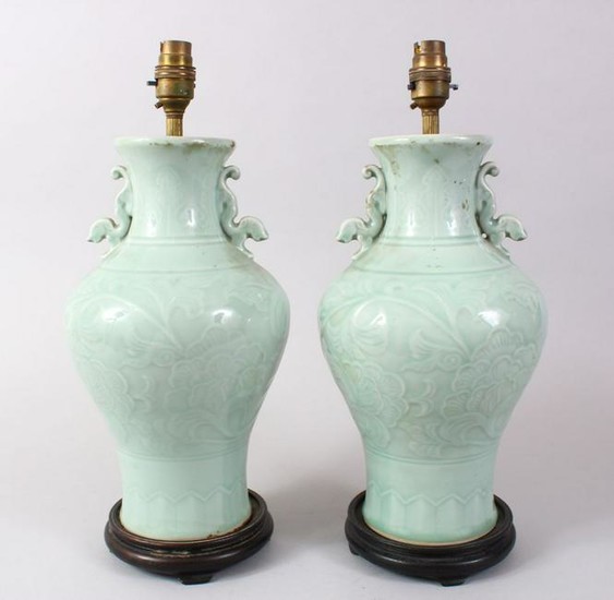 A GOOD PAIR OF 19TH / 20TH CENTURY CHINESE CELADON