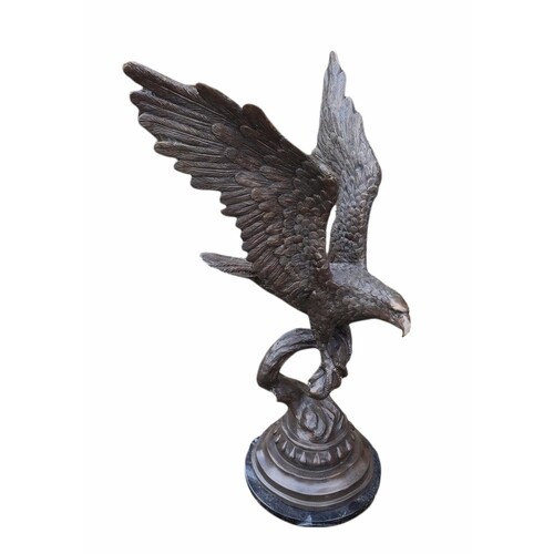 A LARGE 20TH CENTURY CAST BRONZE MODEL OF A MOUNTAIN EAGLE P...