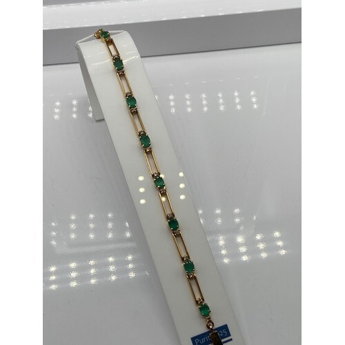 A Ladies 18k gold Diamond and Emerald bracelet. 0.64ct in to...
