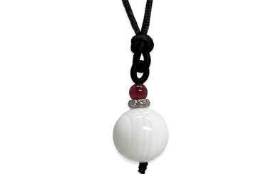 A MOTHER-OF-PEARL AND TOURMALINE PENDENT NECKLACE