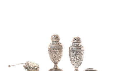 A PAIR OF VICTORIAN SILVER PEPPERETTES, IN INDIAN STYLE.