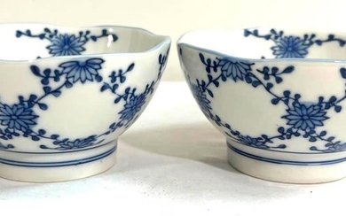 A Pair of blue and white porcelain bowl with flowers...