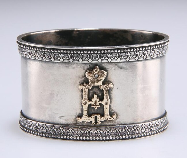A RUSSIAN SILVER NAPKIN RING, oval, gold mounted with