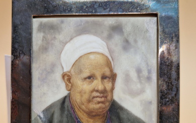 A SMALL COLLECTION OF MINIATURE PORTRAITS COMPRISING A 19TH CENTURY WATERCOLOUR PORTRAIT OF