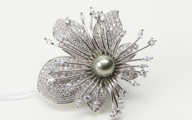 A TAHITIAN PEARL AND CUBIC ZIRCONIA FLORAL STYLE BROOCH IN SILVER, 50MM X 48MM