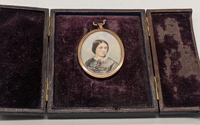 Portrait victorien miniature d'une dame, monture en métal jaune, H.5cm