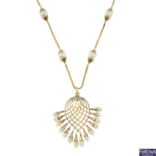 A cultured pearl pendant, with a cultured pearl link chain.
