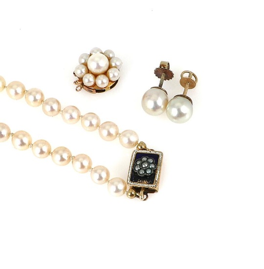 A pearl jewellery set comprising a pair of ear studs each set...