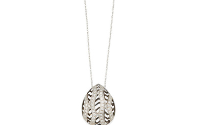 AN 18K WHITE GOLD AND DIAMOND PENDANT NECKLACE