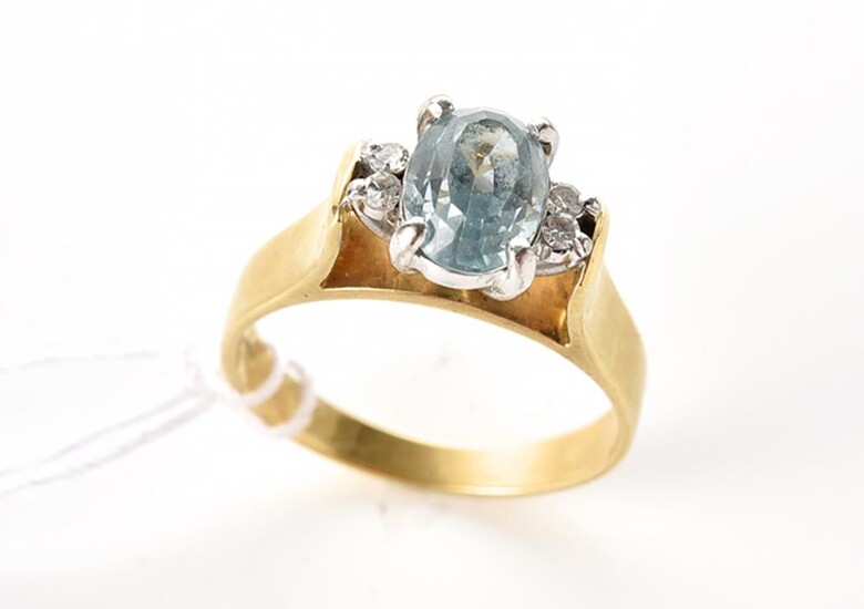 AN AQUAMARINE AND DIAMOND RING IN 18CT GOLD AND PLATINUM, SIZE N-O, 4.8GMS