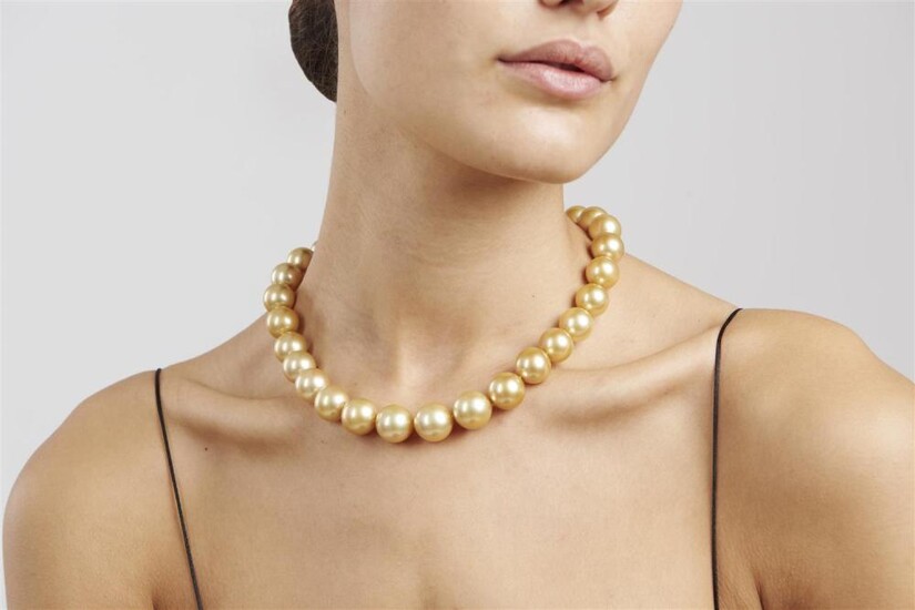 AN IMPRESSIVE STRAND OF GOLDEN SOUTH SEA PEARLS BY AUTORE