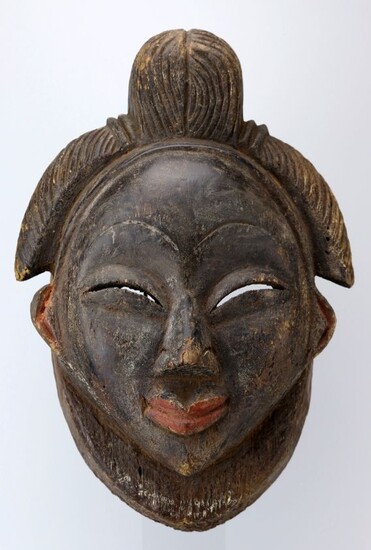 Afrique. Gabon. Masque Punu noir. Les masques PUNU noirs sont appelés ikwara du nom de...