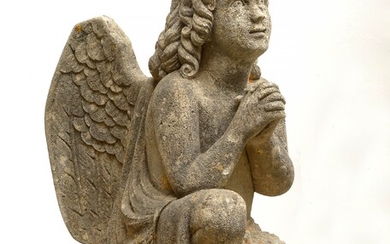 "Angelot en prière" en pierre de France sculptée. Epoque: XIXème. (Eclats). H.:+/-70,5cm.