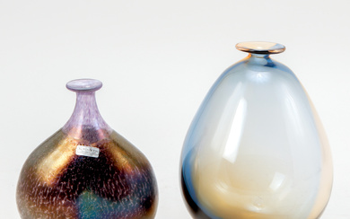 BERTIL VALLIEN & KJELL ENGMAN. A set of 2 glass vases, Kosta Boda.