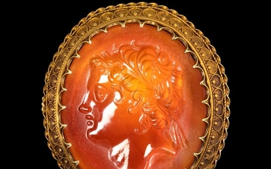 *BROCHE en or, sertie d'une large intaille sur cornaline figurant un portrait de prince hellénistique...