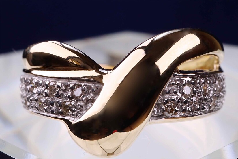 Bague avec motif V en or 18 carats, pièce unique et pavage de diamants pour...