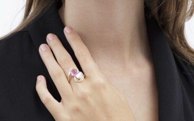 Bague or 750 sertie d'une pierre de lune et d'un saphir violet taille ovale rehaussés de diamants taille brillant, doigt 58-18