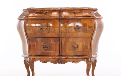 Baroque bombé chest of drawers in walnut, 20th century, first half