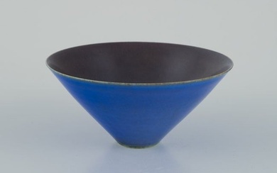 Berndt Friberg (1899-1981) for Gustavsberg. Unique ceramic bowl. Hare's fur glaze in blue and