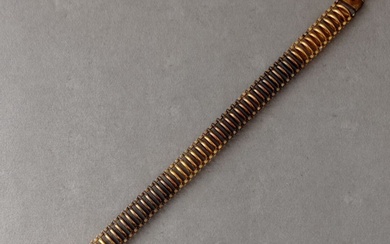 Bracelet articulé en or jaune 750 millièmes, les maillons ajourés. Travail du XIXe. Longueur :...