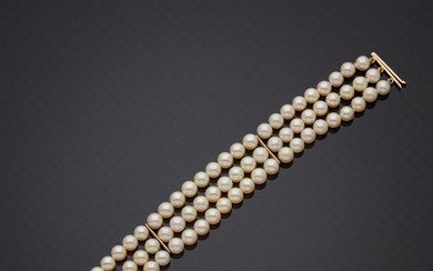 Bracelet composé de trois rangs de perles de culture en choker, enfilées sur fil. Fermoir...
