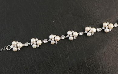 Bracelet en argent orné de 21 perles de culture et pierres blanches.Poids brut:17,6g