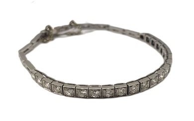 Bracelet ligne en or gris 18k (750/1000) à maillons carrés articulés ornés de 22 diamants...