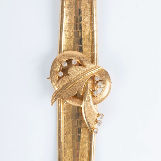 Bracelet souple en or en partie amati, au centre un motif amovible feuillagé serti de...