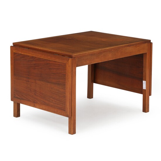 NOT SOLD. Børge Mogensen: Rectangular coffee table of walnut with two flip-up leaves. H. 54...