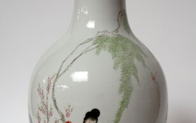 CHINE. VASE balustre en porcelaine émaillée polychrome à décor d'élégante et enfants dans un paysage....