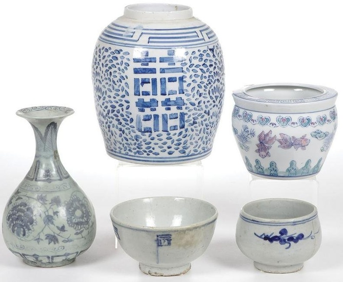 CHINESE BLUE & WHITE DECORATED PORCELAIN GROUP