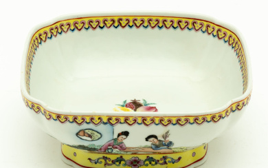 CHINESE PORCELAIN BOWL WITH MUSICIANS